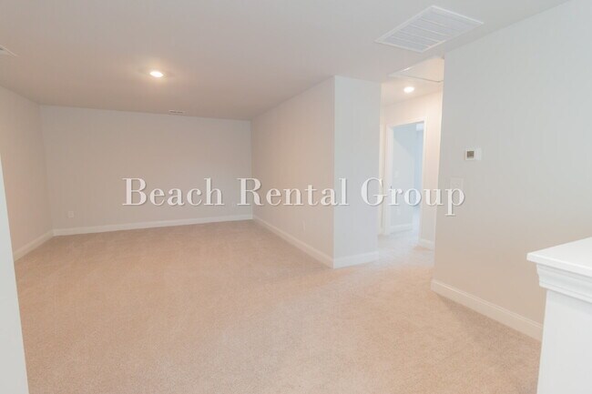 Building Photo - Spacious 3 Bedroom w/Loft, End Unit