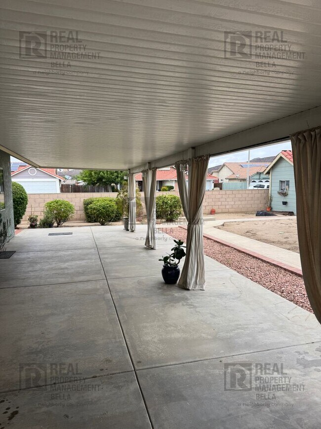 Building Photo - Corner-Lot Charmer with Open Layout and Sp...