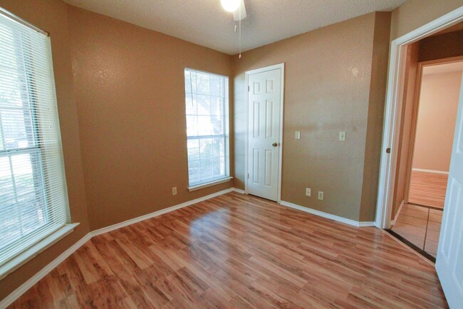 Building Photo - 3 Bedroom, 2 Bath Home in Pflugerville