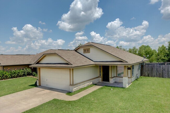 Building Photo - August Pre-Lease! Beautiful 3 Bed, 2 Bath ...