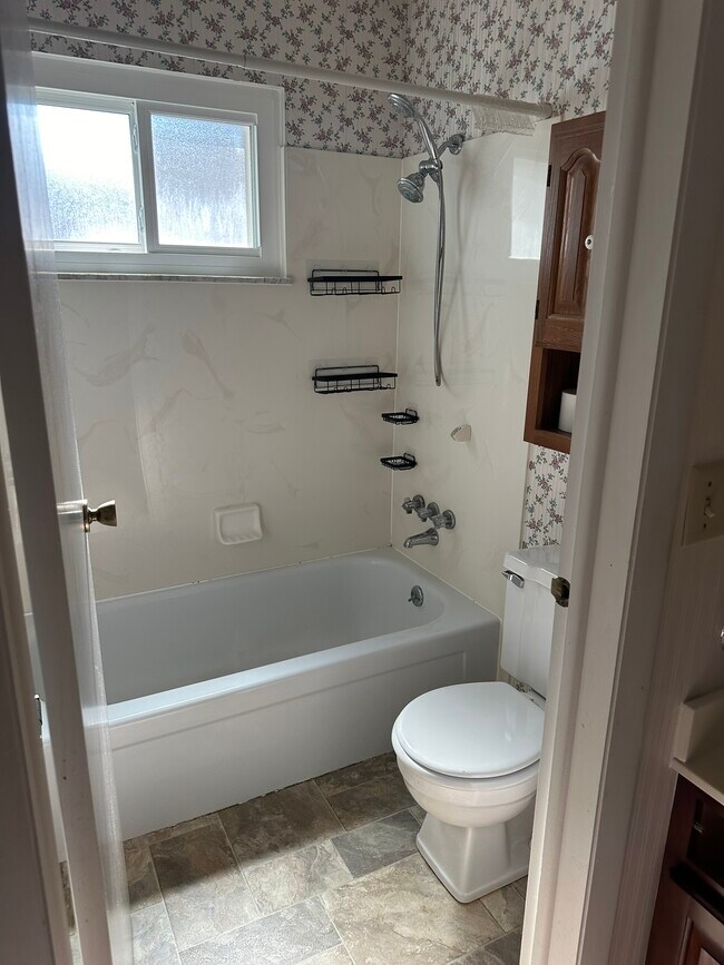 Building Photo - 180 Bombay Ave