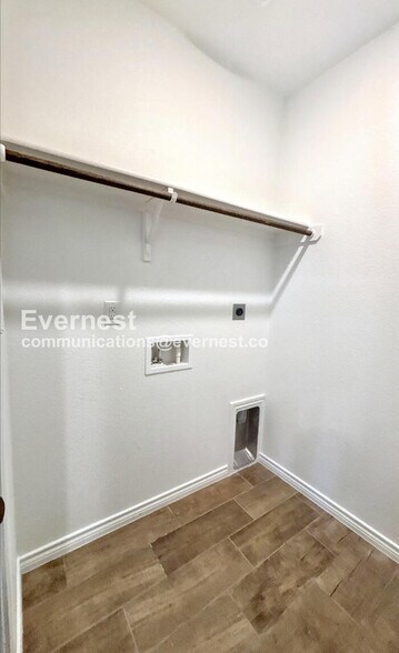 Building Photo - 2203 Hornbeam St