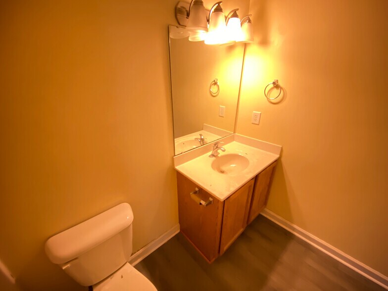 Building Photo - Room in Duplex on Lundy Dr