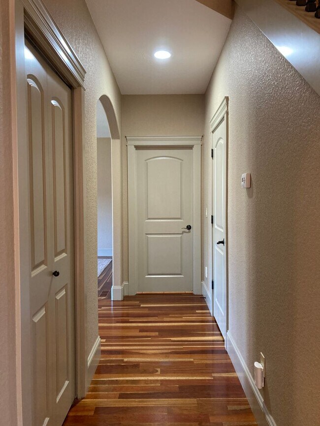 Building Photo - West Meadows Estate 2-Story Home in Salem