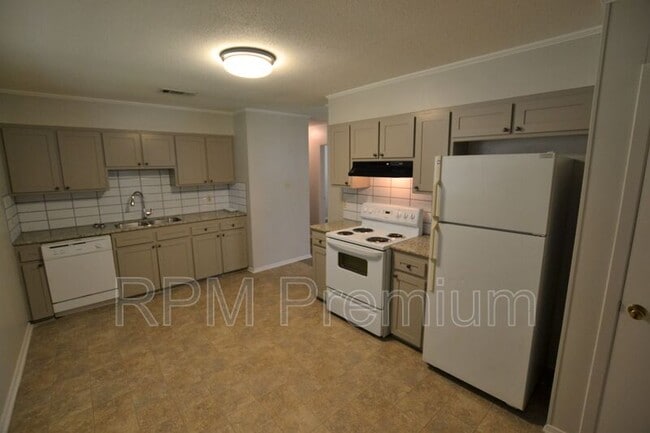 Building Photo - 209 Cypress Dr