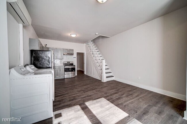 Building Photo - 1 br, 1 bath Townhome - 655 E Wishart St