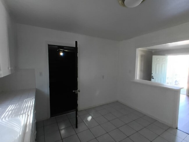 Building Photo - Comfy & Practical!