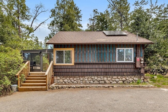 Building Photo - 3 bd 2 ba country cabin close to town