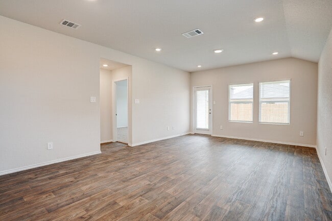 Building Photo - "Charming 3-Bedroom Oasis on Roanwood Drive with 2 Full Baths – Your Spacious Retreat Awaits in S...