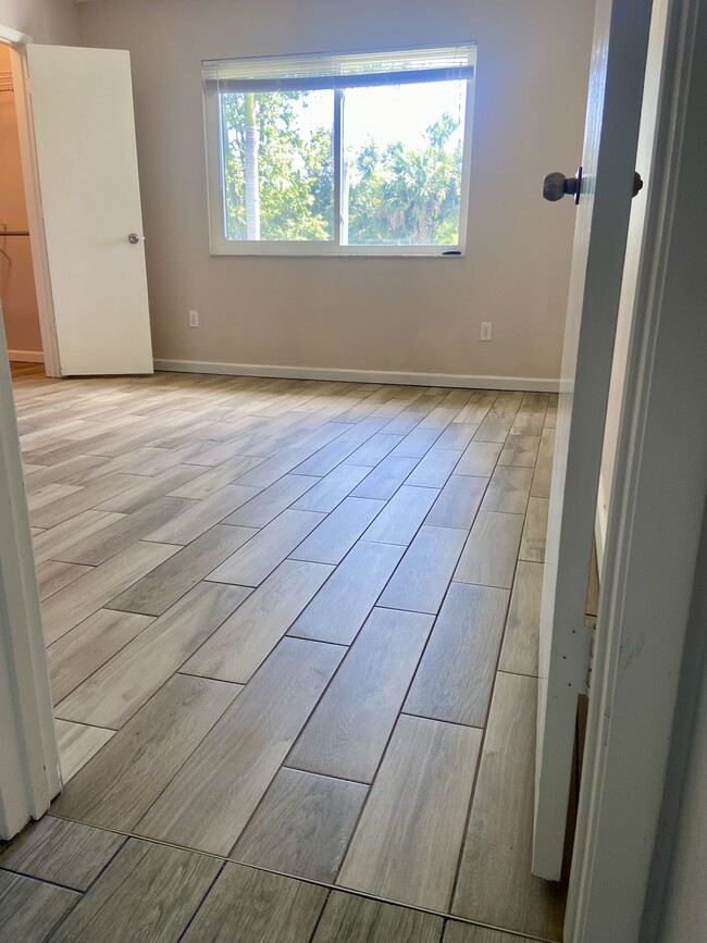 Building Photo - 1612 SE Cascella Ct