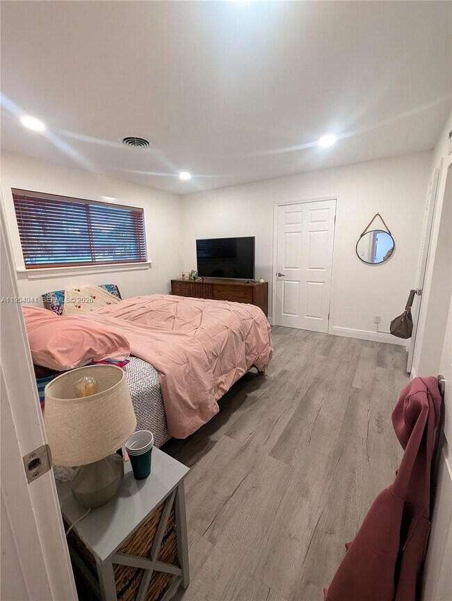 Building Photo - 220 SE 1st St