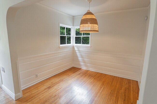 dining room - 638 N Gardner St