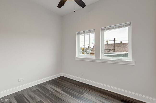 Building Photo - 4176 W Montrose Ave