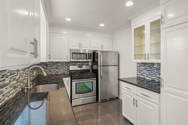 Building Photo - 2 Bed 1 Bath Updated Gated Condo Near Beac...