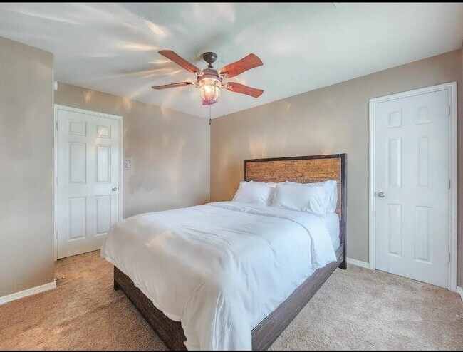 Building Photo - 2706 Lakecrest Way Dr