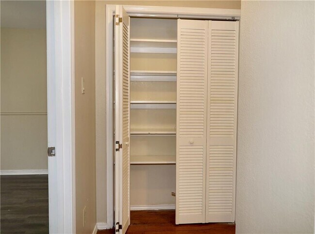 Building Photo - 201 Norwood St W