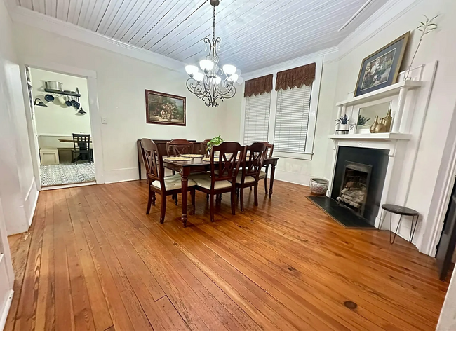Building Photo - **Charming Small-Town Home Near Clark's Hi...