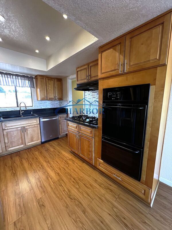 Building Photo - 1166 W 22nd St