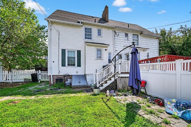 Building Photo - OPEN HOUSE on Sunday Feb 15th from 12 - 2 PM  Turn-key Ready 3 BR 1 BA in Newburgh, NY -$2700