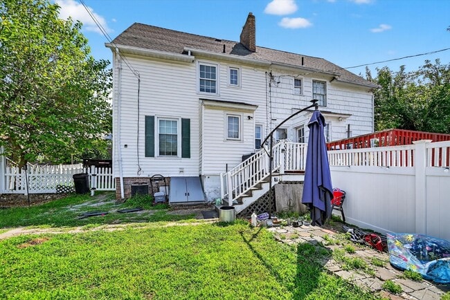 Building Photo - OPEN HOUSE on Sunday Feb 15th from 12 - 2 PM  Turn-key Ready 3 BR 1 BA in Newburgh, NY -$2950