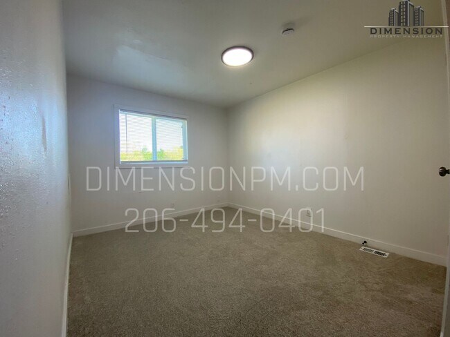 Building Photo - 4 Bed 2.5 Bath Remodelled Manufactured Home in Kent! Available NOW! Easy self showings!