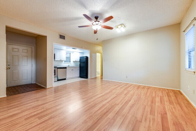 Building Photo - UT PRE-LEASE: 2 BR / 2 BA West Campus Condo - Walk to Campus - Newly Remodeled Kitchen