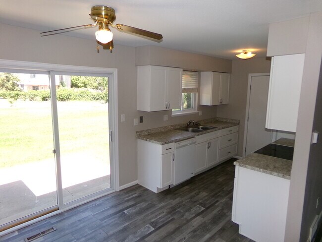 Building Photo - 4 Woodbine Ct