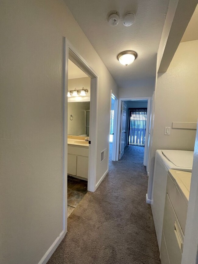 Building Photo - Beautiful Updated 3 Bedroom, 2 1/2 Bath Condo