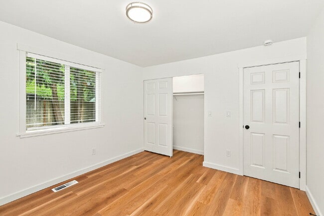 Building Photo - **FULLY REMODELED SAMMAMISH HOME WITH HUGE FENCED YARD!** AVAILABLE NOW FOR RENT!!!