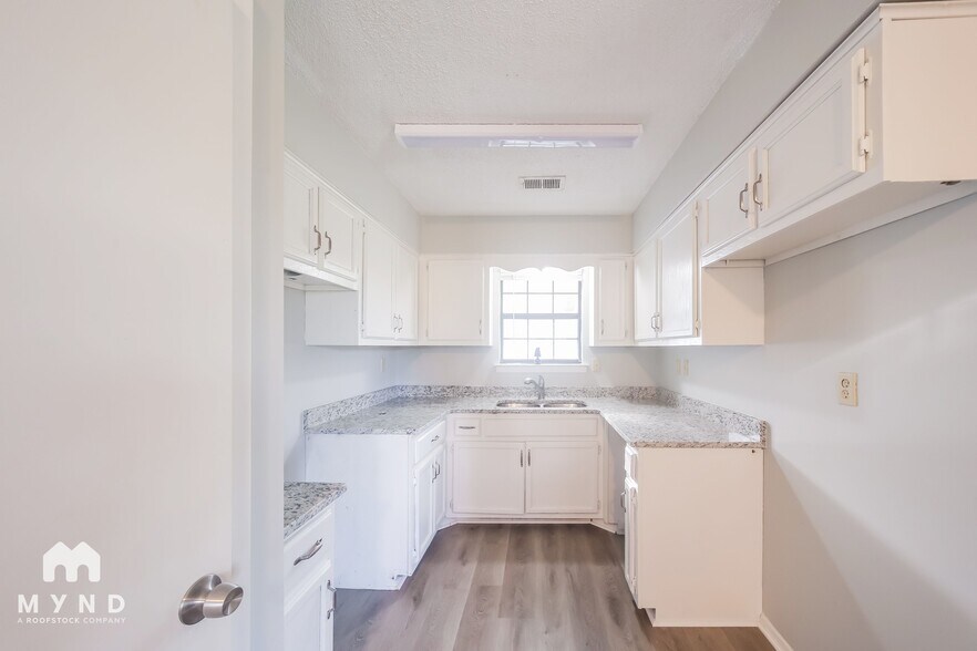 Building Photo - 7260 Northbrook Dr