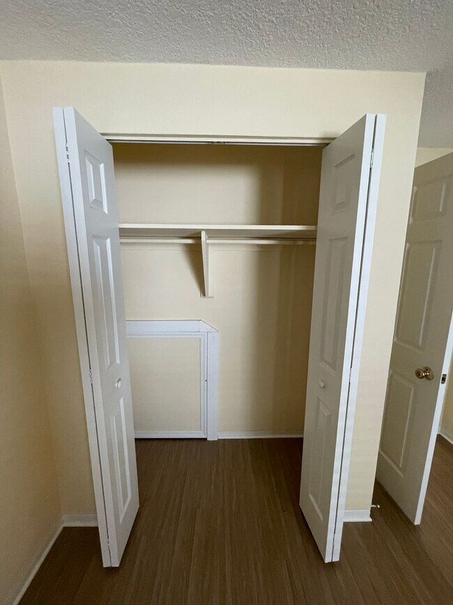 Building Photo - 1 bedroom, 1 bathroom end unit condo beachside