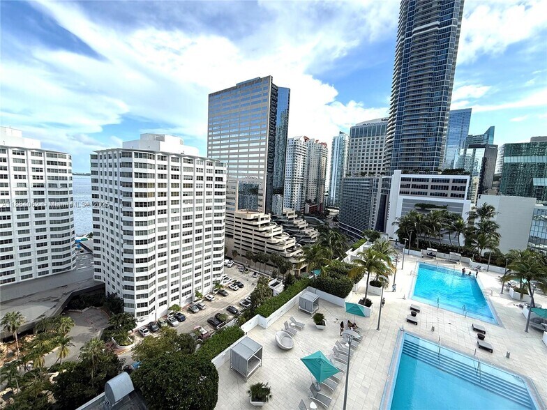 Building Photo - 950 Brickell Bay Dr