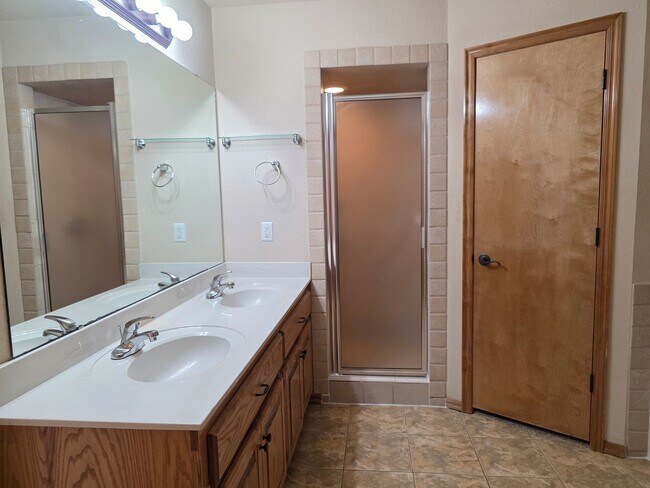 Building Photo - Great Home in Edmond School District + Ref...
