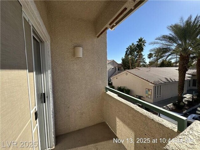 Building Photo - GORGEOUS 2nd FLOOR UNIT IN DESIRABLE GATED...