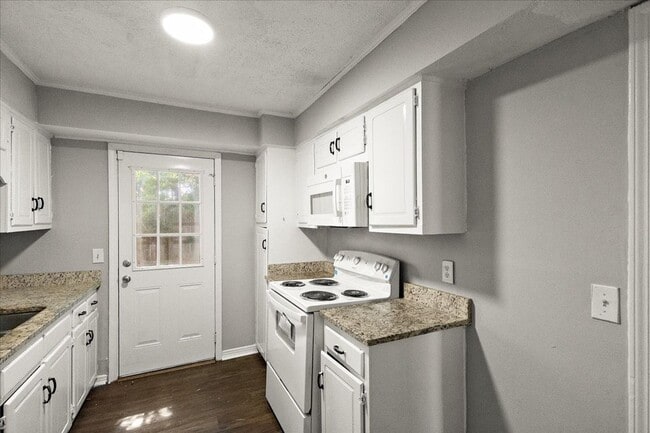 Building Photo - Adorable 3 bed 2 bath Townhome