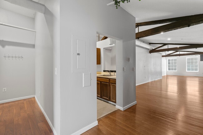 Building Photo - 196 Crown St