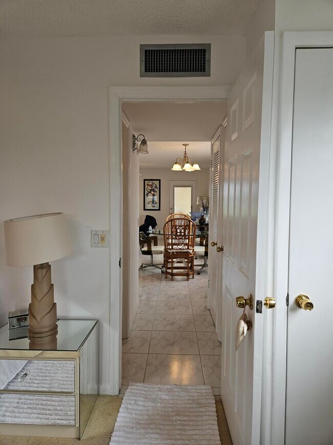 Building Photo - 224 Burgundy Ave