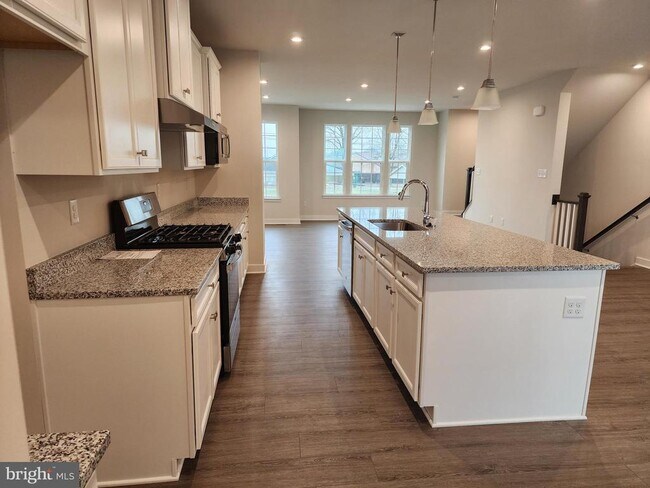 Building Photo - 321 E Cochran St