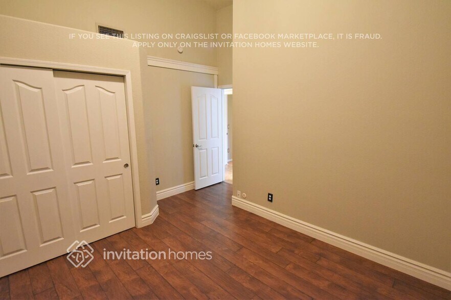 Building Photo - 6943 E Lakeview Ave