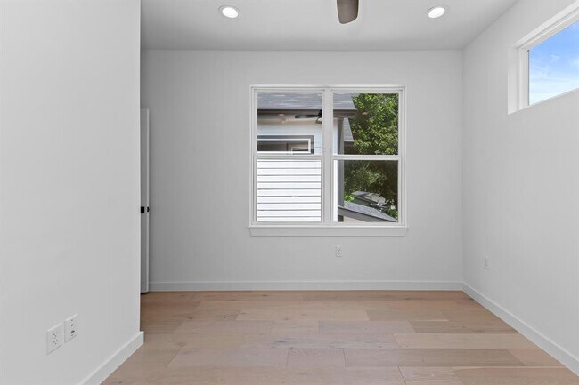 Building Photo - 5305 Ledesma Rd