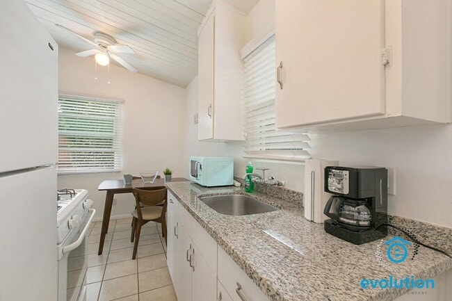 Building Photo - 4323-4333 Gresham St - 1405 Grand Ave