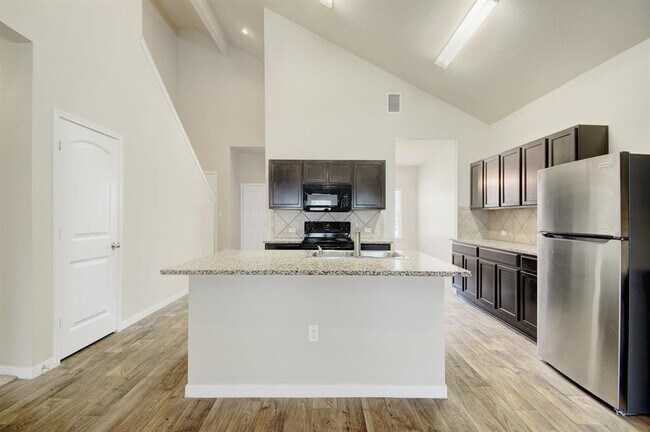 Building Photo - 421 Pentire Way