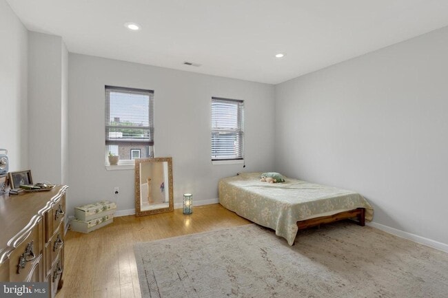 Building Photo - 530 E Girard Ave
