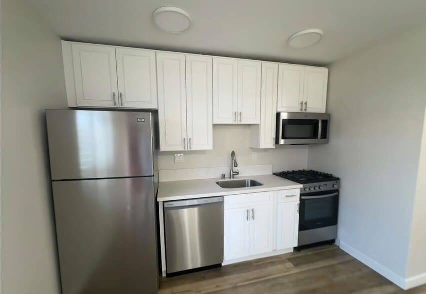 Building Photo - 703 W 30th St