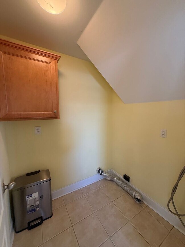 Building Photo - Well-Maintained Home in Convenient Madison Location