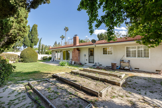 Building Photo - Charming 4-Bedroom Home in Porter Ranch/No...