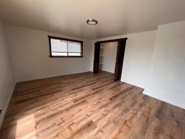 Building Photo - 861 Visalia St