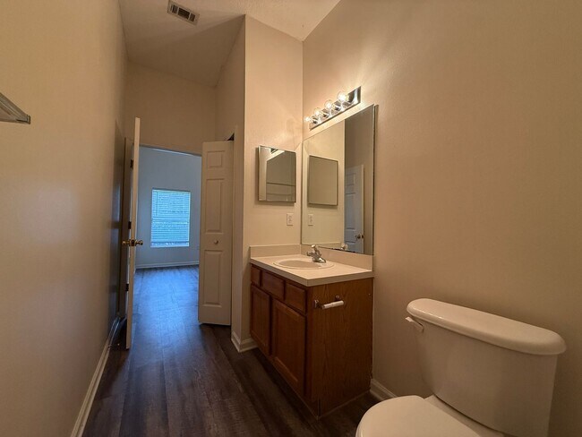 Building Photo - Lovely 2/2 in Villa Beauclerc