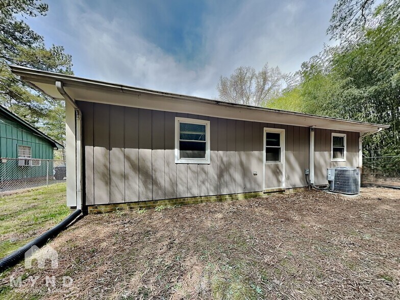 Building Photo - 2301 Charles St