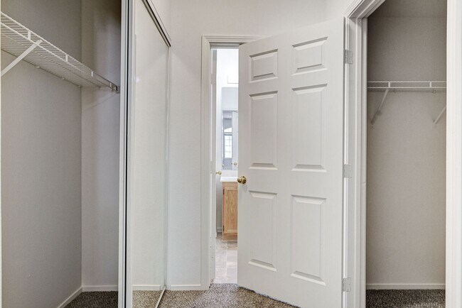 Building Photo - Move right into this 2 bedroom, 2 bath condo!